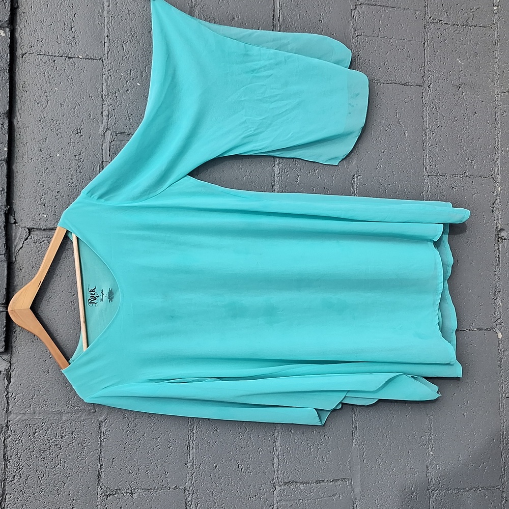 Wrangler rock teal top, has a faint stain